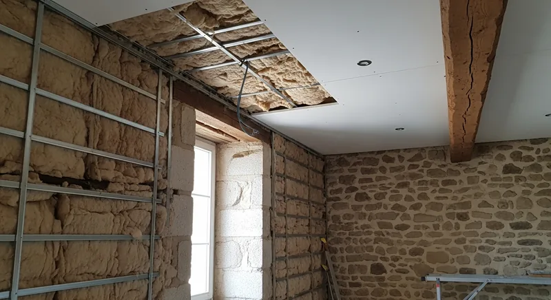 Doublage isolant en placo sur murs en pierre dans une maison au Crès